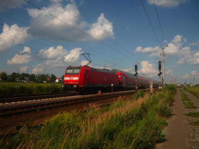 Niedersachsen ist am Zug: Eine andere Baureihe 146 schiebt einen Doppelstock-RegionalExpress Richtung Braunschweig Hauptbahnhof.