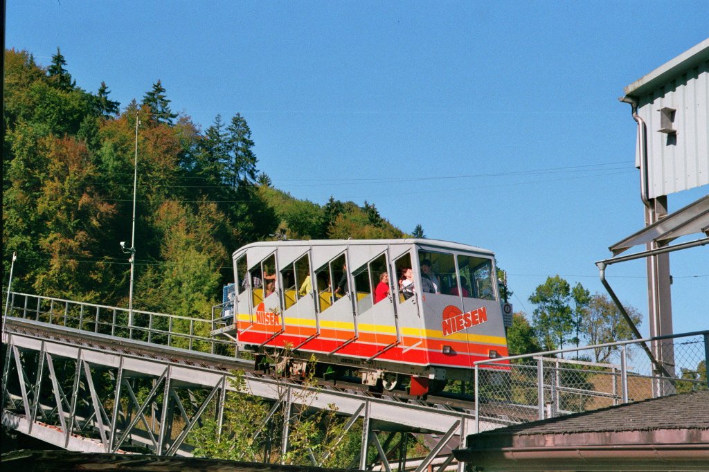 Niesen-Bahn Wagen Nr. 1 kurz vor der Talstation. 7 Oktober 2009
