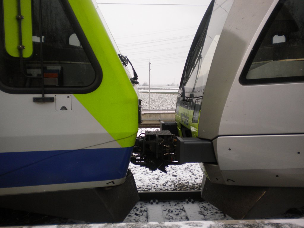 NINA RABe 525 ... und Ltschberger RABe 535 ... geben sich in Kerzers ein Ksschen. 19.12.2009