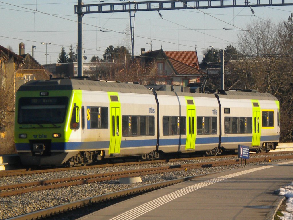NINA RABe 525 11 wartet als S5 nach Bern in Kerzers.18.01.2010