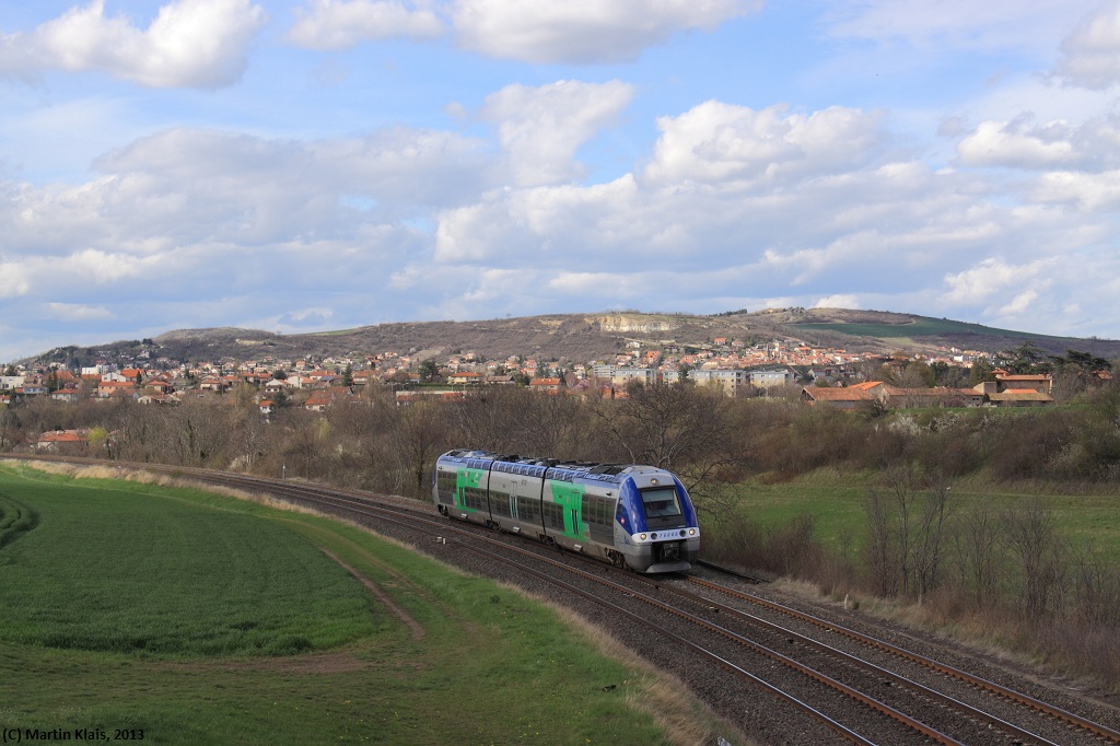 Nirgends in Frankreich ist man sicher vor den Triebwagen der AGC- Familie. Hier fhrt 76666 als TER 73995 von Clermont nach Nimes und befindet sich hier kurz hinter Le Cendre, im Hintergrund Cournon d'Auvergne. 13.04.13