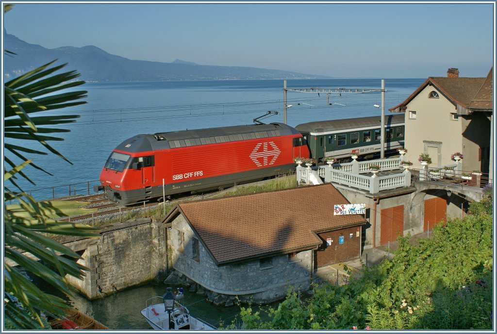 Nischenfotografie; nicht immer reicht der Platz, den ganzen Zug aufs Bild zu bekommen: Re 460 061-5 mit IR 1417 am 23. Juni 2010 in St-Saphorin.