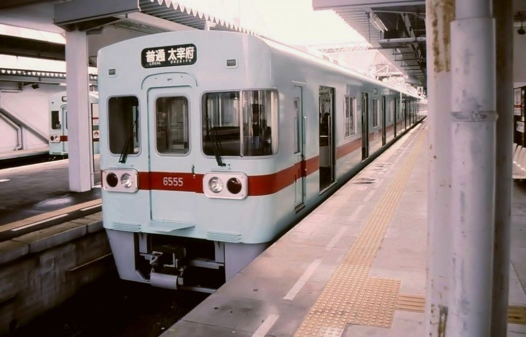 Nishitetsu-Konzern, Dazaifu-Linie (1435mm-Spur): Auf dieser Linie werden Vierwagenzüge Serie 6000 (Baujahre 1993-1999) eingesetzt. Hier der Endwagen des Zuges 6055 in Futsukaichi, 7.April 2008. 