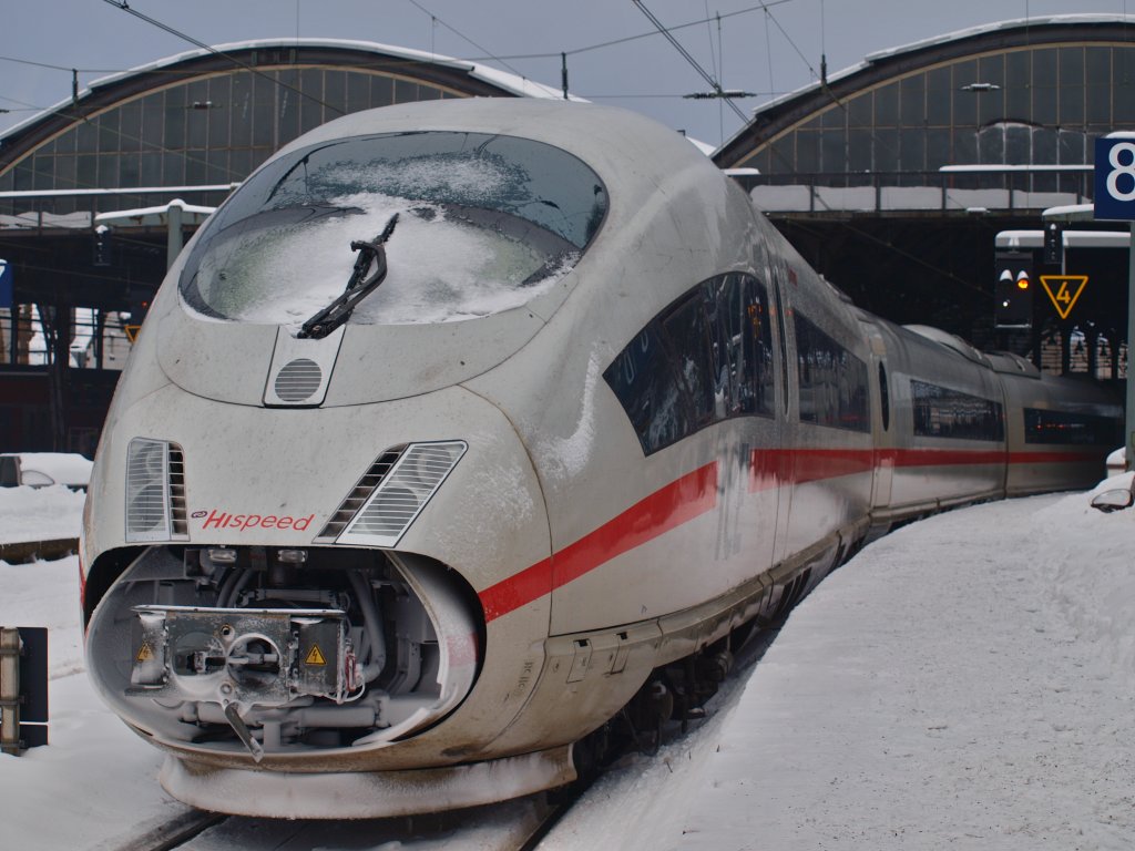 Nix mehr mit Hispeed. Der niederlndische ICE 3  Arnhem  steht am 26.12.2010 mit einem Defekt abgebgelt im Aachener Hbf auf Gleis 8.