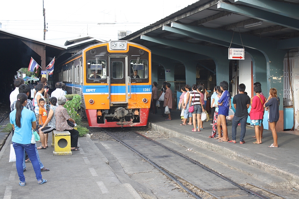 NKF 1201 (1A' 2', dh, Nippon Sharyo, Bauj.1985) ist am 12.Mai 2012 als ORD 4307 im Bf. Mahachai angekommen und wird 9 Minuten später als ORD 4308 nach Wongwian Yai zurückfahren..


