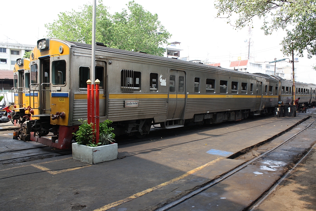 NKF 1203 (1A' 2', dh, Nippon Sharyo, Bj.1985)  am 27.März 2010 im Depot Mahachai.