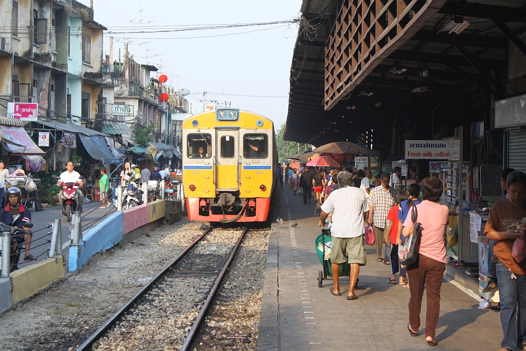 NKF 1204 (1A' 2', dh, Nippon Sharyo, Bj.1985) fährt am 27.März 2010 in den Bf. Wongwian Yai ein.