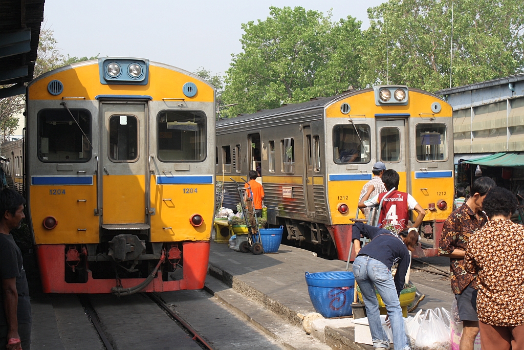 NKF 1204 (1A' 2', dh, Nippon Sharyo, Bj.1985) am 27.März 2010 im Bf. Mahachai, im Hintergrund der Triebwagen 1212.