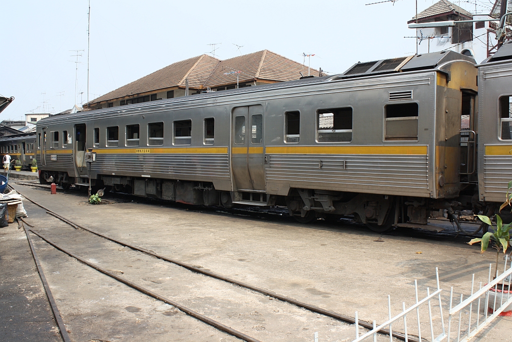 NKF 1204 (1A' 2', dh, Nippon Sharyo, Bj.1985) am 27.Mrz 2010 im Bf. Mahachai.