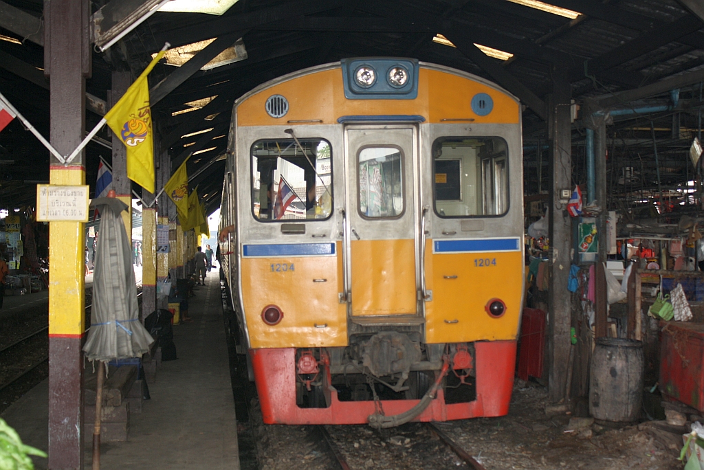 NKF 1204 (1A' 2', dh, Nippon Sharyo, Bj.1985) am 27.März 2010 im Bf. Mahachai.