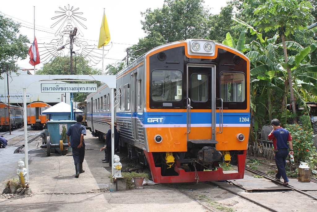 NKF 1204 (1A'2', dh, Nippon Sharyo, Bauj.1985) am 24.Juli 2012 im Depot Mahachai.

