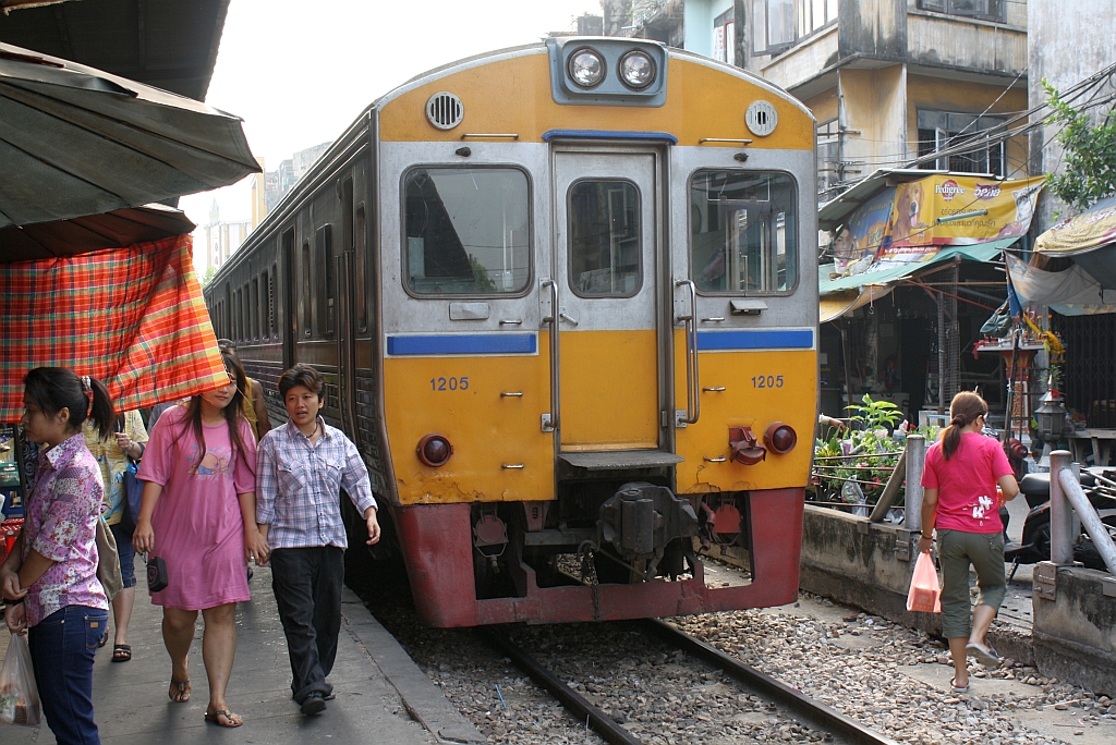 NKF 1205 (1A' 2', dh, Nippon Sharyo, Bj.1985) am 27.März 2010 im Bf. Wongwian Yai.