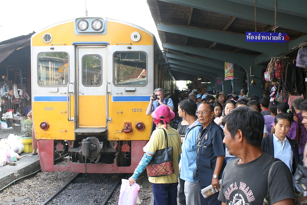 NKF 1205 (1A' 2', dh, Nippon Sharyo, Bj.1985) am 27.März 2010 im Bf. Mahachai.