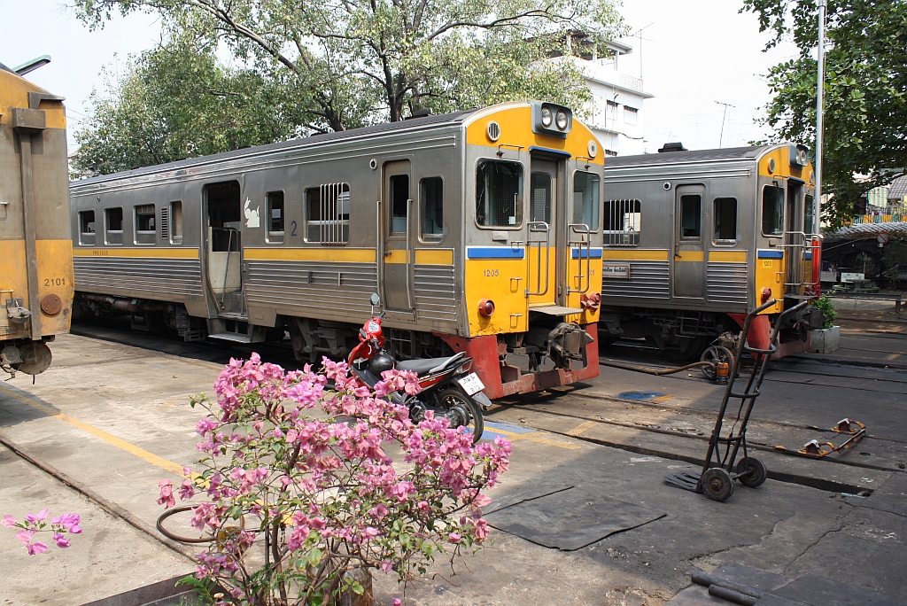 NKF 1205 (1A' 2', dh, Nippon Sharyo, Bj.1985) am 27.März 2010 im Depot Mahachai.