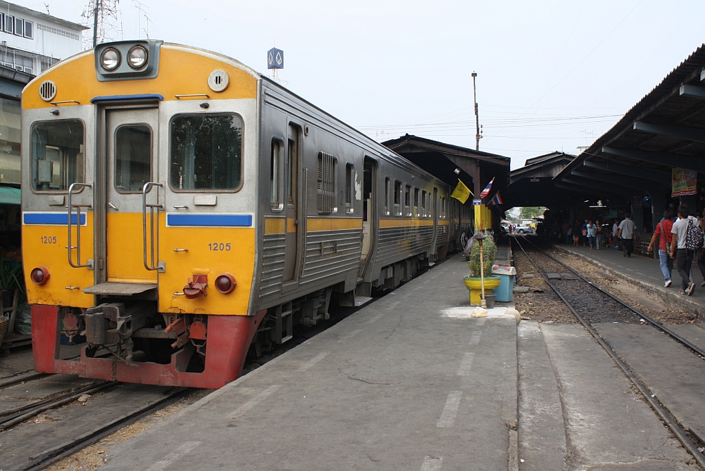 NKF 1205 (1A' 2', dh, Nippon Sharyo, Bj.1985) am 27.März 2010 im Bf. Mahachai.