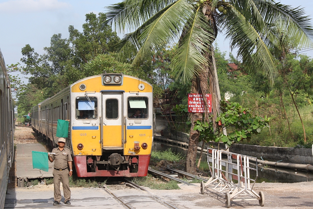 NKF 1205 (1A' 2', dh, Nippon Sharyo, Bj.1985) als ORD 4325 wartet am 07.Dezember 2010 im Bf. Rang Pho auf die Kreuzung mit dem ORD 4316.
