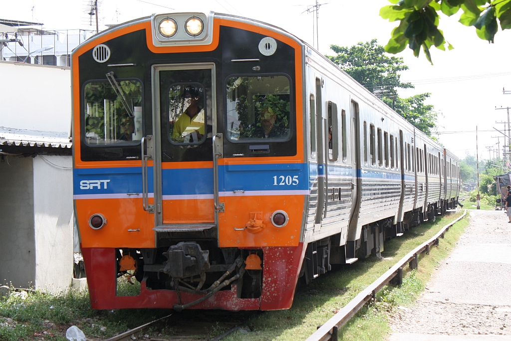 NKF 1205 (1A' 2', dh, Nippon Sharyo, Bauj.1985) am 12.Mai 2012 kurz vor dem Bf. Mahachai.