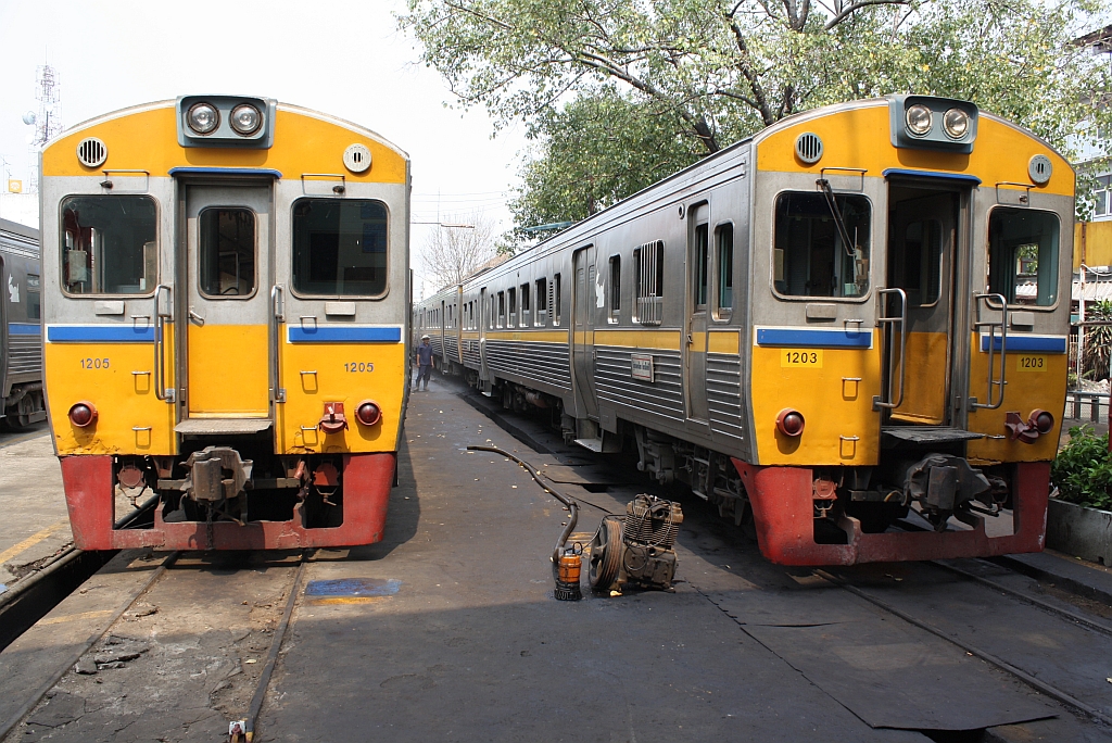 NKF 1205 und NKF 1203 (beide: 1A' 2', dh, Nippon Sharyo, Bj.1985) am 27.März 2010 im Depot Mahachai.
