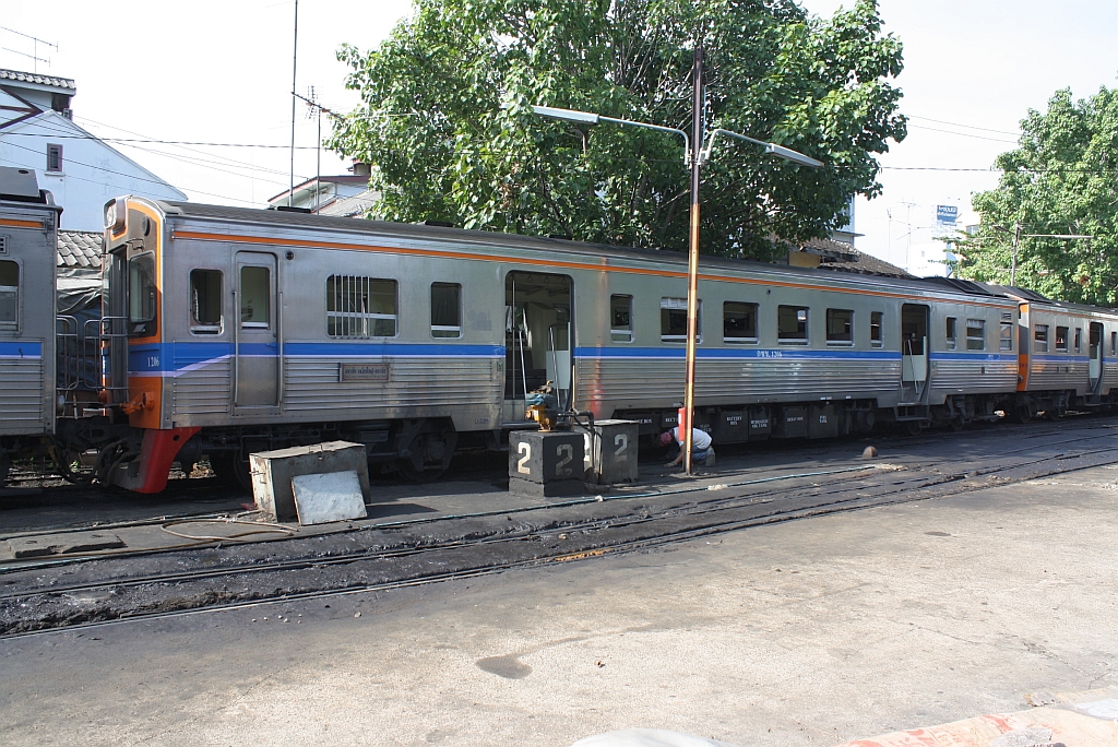 NKF 1206 (1A' 2', dh, Nippon Sharyo, Bauj.1985) am 12.Mai 2012 im Depot Mahachai.

