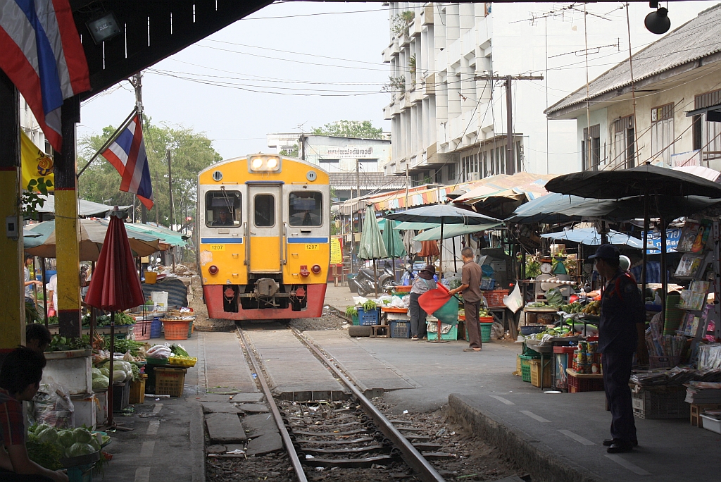 NKF 1207 (1A' 2', dh, Nippon Sharyo, Bj.1985) fährt am 27.März 2010 in den Bf. Mahachai ein.