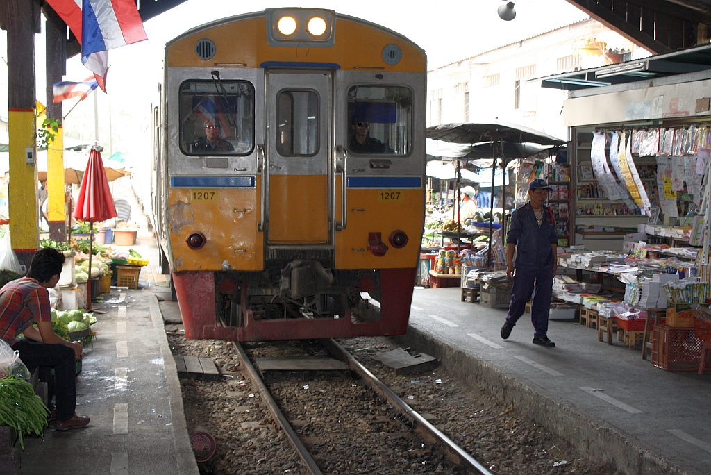 NKF 1207 (1A' 2', dh, Nippon Sharyo, Bj.1985) fährt am 27.März 2010 in den Bf. Mahachai ein.