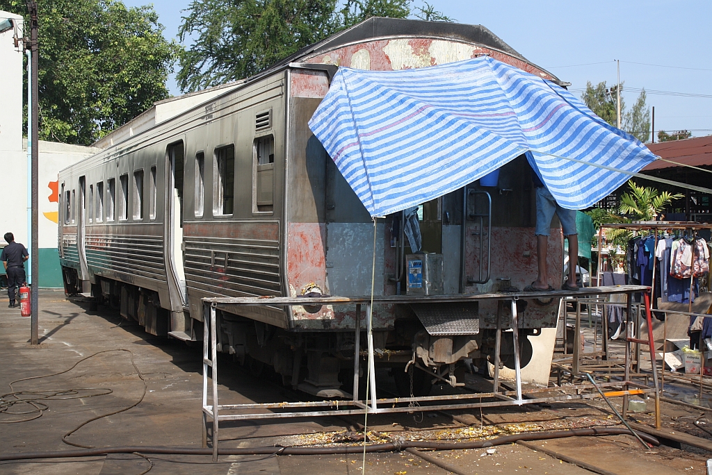 NKF 1207 (1A' 2', dh, Nippon Sharyo, Bauj.1985) wird am 12.Mai 2012 im Depot Mahachai anlässlich einer Revision für einen Neulack im neuen Design vorbereitet.

