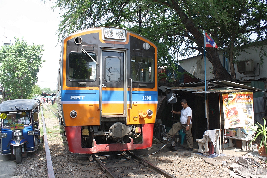 NKF 1208 (1A' 2', dh, Nippon Sharyo, Bauj.1985) am 12.Mai 2012 kurz vor dem Bf. Mahachai. 

