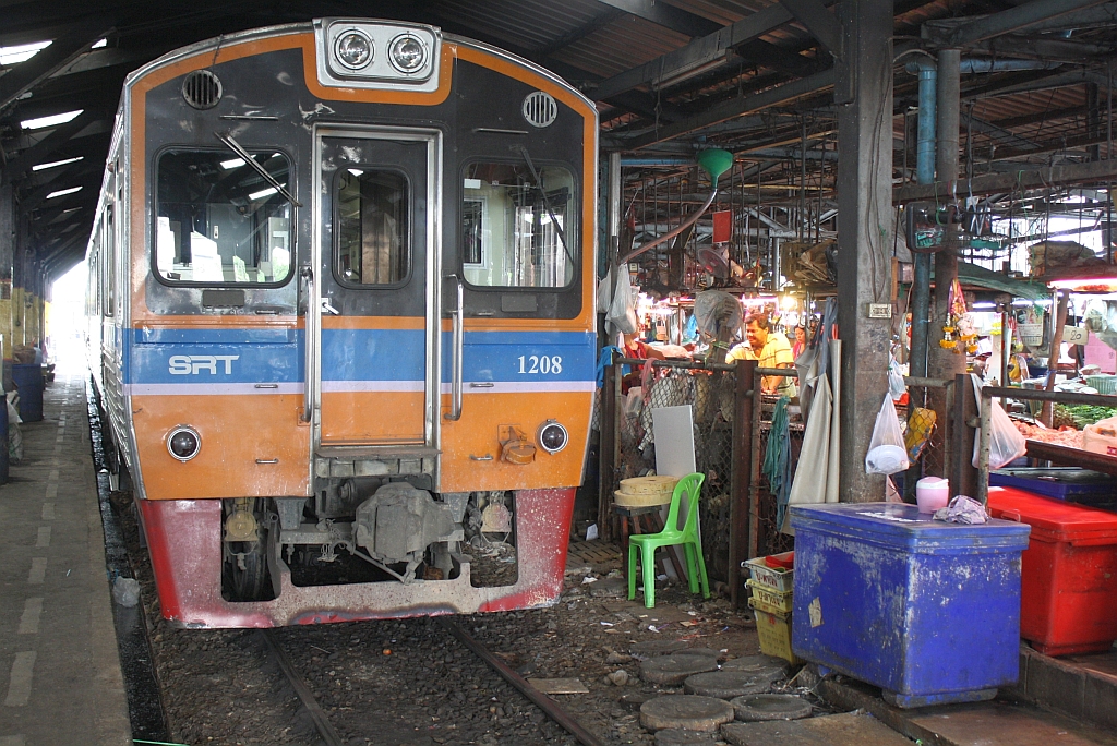 NKF 1208 als ORD 4316 am 24.Juli 2012 im Bf. Mahachai; - oder soll man doch besser im Markt Mahachai sagen?