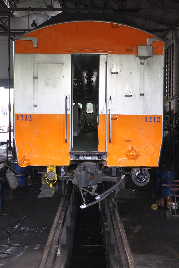 NKF 1212 (1A'2', dh, Nippon Sharyo, Bauj.1985) zur Reparatur abgestellt am 17.November 2012 im Depot Mahachai.