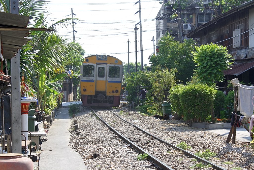 NKF 1212 kreuzt am 25.Mrz 2010 auf der Mahachai-Strecke im bangkoker Stadtteil Bang Kho die Thanon Wutthakat.