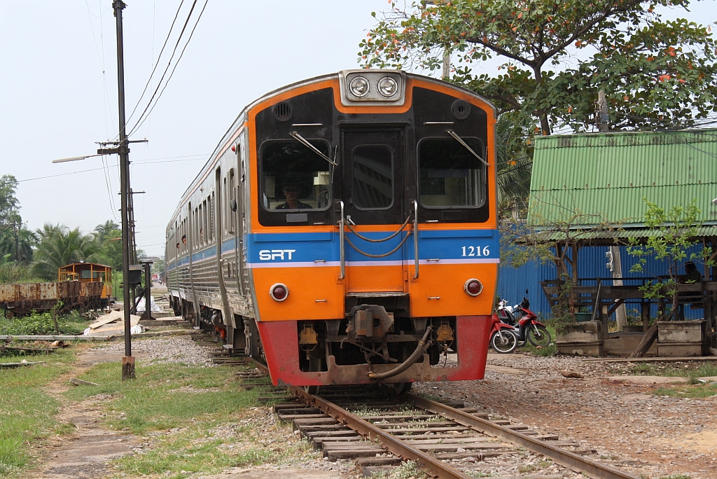 NKF 1216 am 15.Mrz 2011 bei der Einfahrt in den Bf. Ban Laem.