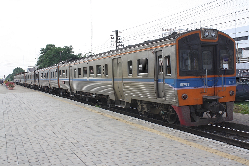 NKF 1217 als erstes Fahrzeug des Excursionstrain 909 nach Nam Tok Sai Yok Noi am 03.Juni 2012 im Bf. Nakhon Pathom. Die Excursions-Z�ge 909 (ersten 3 Wagen) und 911 (letzten 3 Wagen) werden zwischen Bangkok-Hua Lamphong und Nong Pladuk Junction vereingt gef�hrt.

