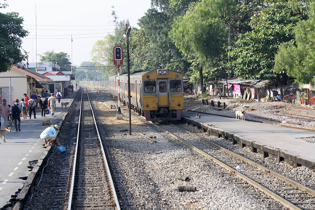 NKF 1218 am 05.Dezember 2010 im sdlichem Teil des Bf. Bang Sue Junction. Rechts im Bild erkennt man schon den ersten Bahnsteig des nrdlichen Bahnhofteiles, welche fr den Zge Richtung Sden vorbehalten ist.