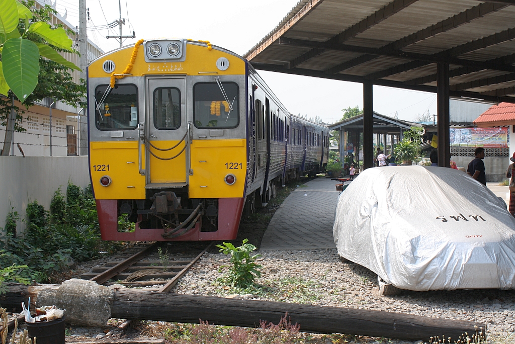 NKF 1221 (1A' 2', dh, Nippon Sharyo, Bj.1985) am 27.Mrz 2010 im Bf. Ban Laem.