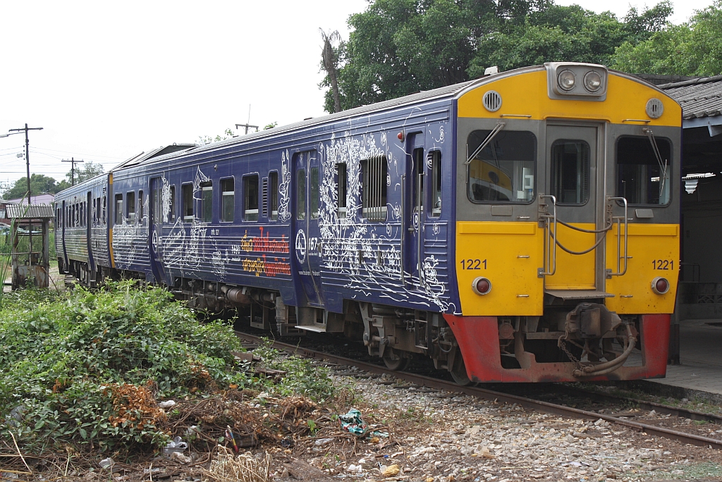 NKF 1221 (1A' 2', dh, Nippon Sharyo, Bj.1985) mit Totalwerbung am 07.Dezember 2010 im Bf. Ban Laem.

