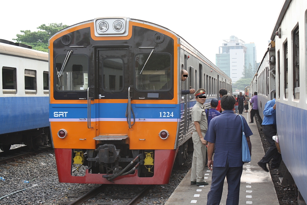 NKF 1224 (Tokyu, Fuji Heavy Industries and Nippon Sharyo, Bauj. 1985) wartet am 13.Mrz 2011 im Bf. Thon Buri auf die Abfahrt nach Sala Ya.