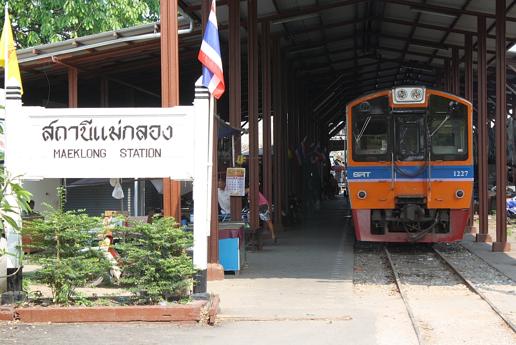 NKF 1227 (1A' 2', dh, Fuji Heavy Industries, Bj.1985) am 15.Mrz 2011 im Bf. Mae Klong.

