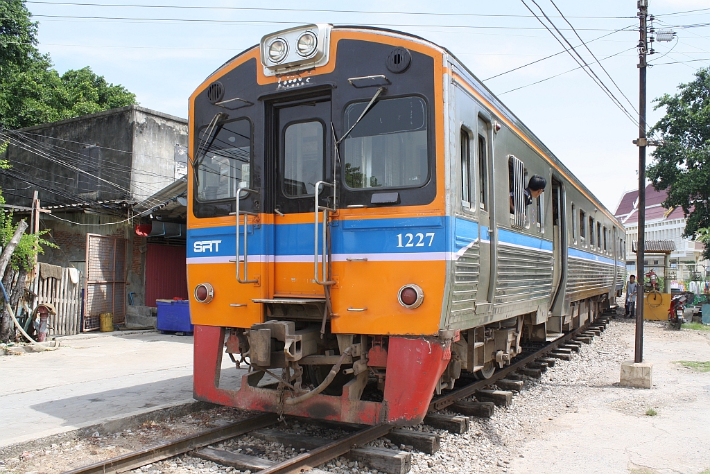 NKF 1227 (1A' 2', dh, Fuji Heavy Industries, Bauj.1985) am 12.Mai 2012 abfahrbereit als ORD 4383 im Bf. Ban Laem.