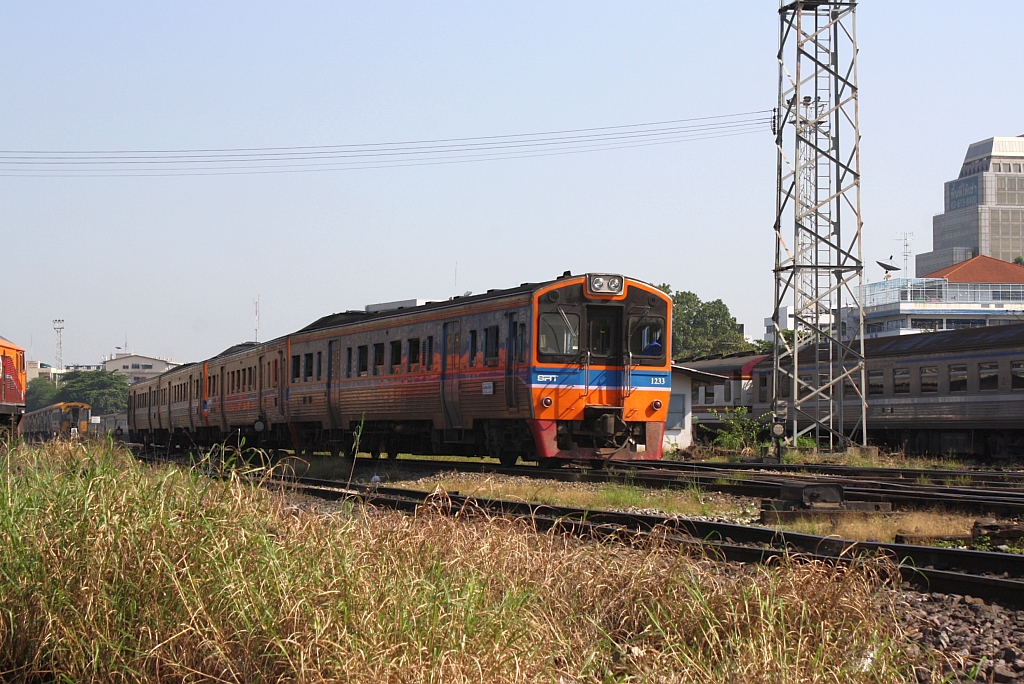 NKF 1233 (1A'2', dh, Fuji Heavy Industries, Bauj.1985) am 26.Oktober 2012 beim der Einfahrt in den Bf. Hua Lamphong.