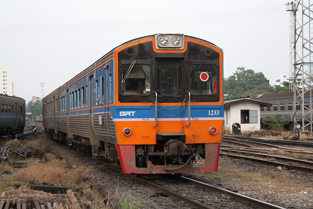 NKF 1233 (1A'2', dh, Fuji Heavy Industries, Bauj.1985) als letztes Fahrzeug des ORD 317 nach Lopburi am 02.November 2012 bei der Ausfahrt aus dem Bf. Hua Lamphong. 

