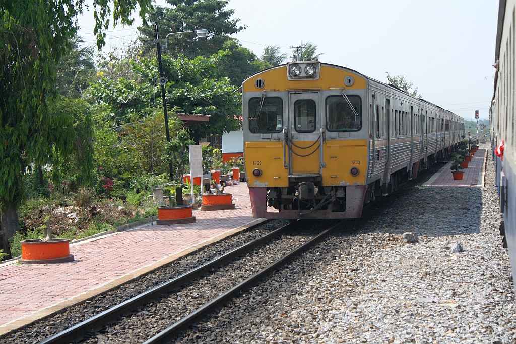 NKF 1233 als erstes Fahrzeug des RAP 106 am 13.Mrz 2012 bei der Durchfahrt im Bf. Chan Sen.