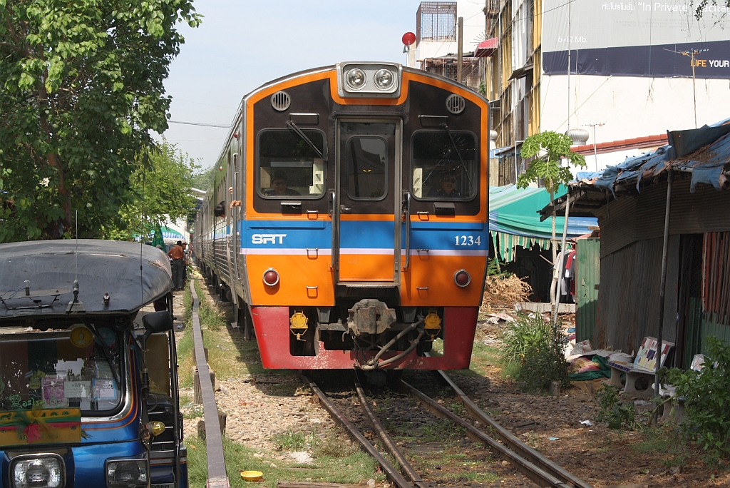 NKF 1234 (1A' 2', dh, Kawasaki, Bauj.1985) am 12.Mai 2012 kurz vor dem Bf. Mahachai.

