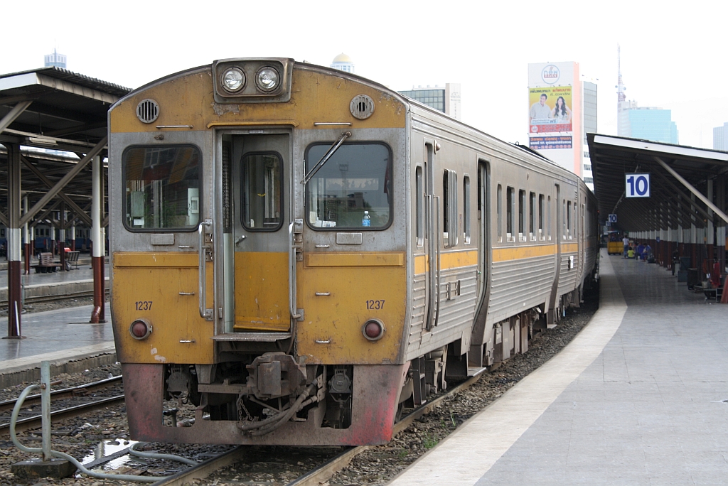 NKF 1237 wird am 07.Dezember 2010 im Bf. Hua Lamphong auf Gleis 10 bereitgestellt.