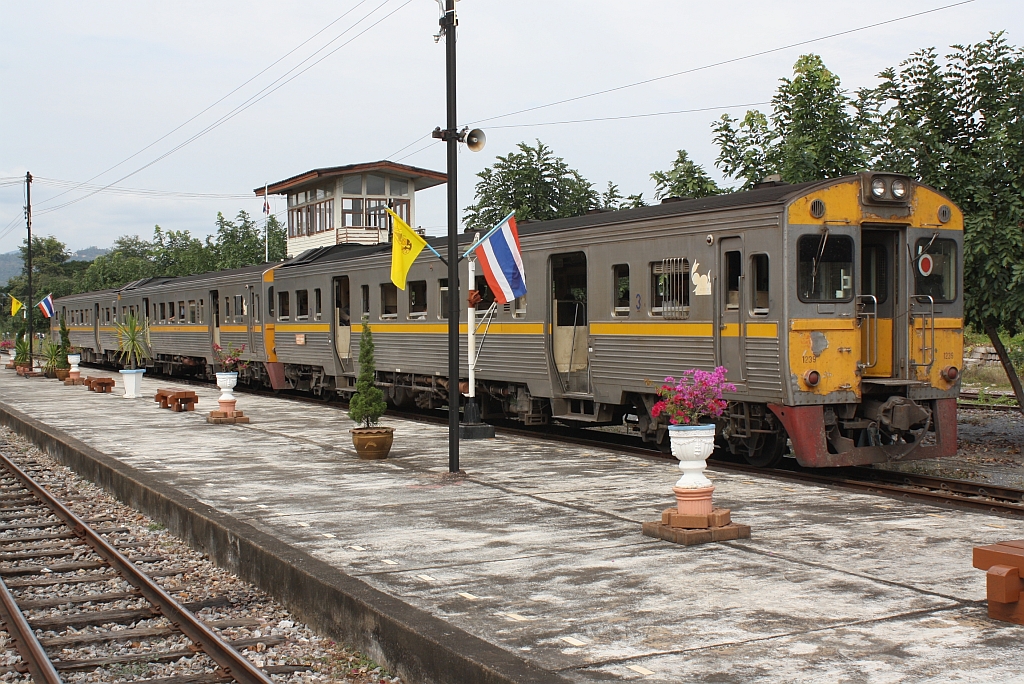 NKF 1239 als letzter Wagen des ORD 407 wartet am 08.J�nner 2011 im Bf. Pan Pin auf die Kreuzung mit dem SP DRC 12.

