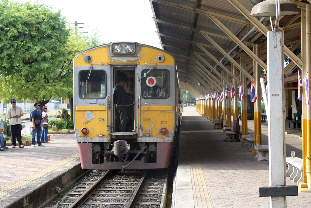 NKF 1239 am Schlu des ORD 407 (Nakhon Sawan - Chiang Mai) am 08.Jnner 2011 im Bf. Nakhon Lampang.