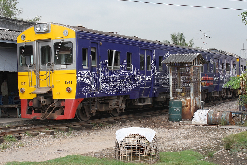 NKF 1241 mit Totalwerbung am 07.Dezember 2010 bei der Tankstelle im Bf. Ban Laem.