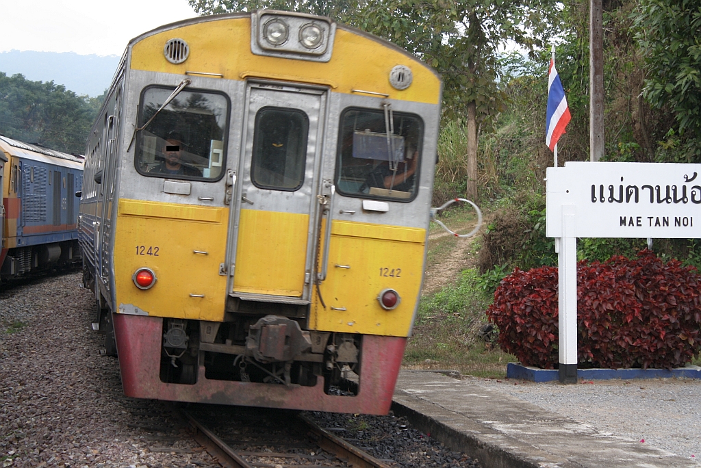 NKF 1242 (Tokyu, Fuji Heavy Industries and Nippon Sharyo, Bauj. 1985) f�hrt als des ORD 408 (Chiang Mai - Nakhon Sawan) am 10.J�nner 2011 in den Bf. Mae Tan Noi ein.

