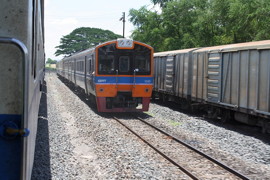 NKF 1243 an der Spitze des EXP DRC 72 von Sikhoraphum nach Bangkok fhrt am 13.Juni 2011 durch den Bf. Sab Muang, whrend der RAP 135 die Kreuzung abwartet.