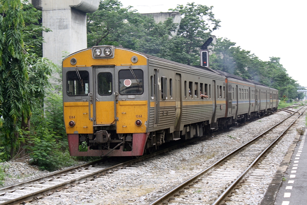 NKF 1244 als EXP-DRC 72 (Sikhoraphum - Bangkok) hat soeben Don Muang in Richtung Bangkok verlassen, 21.August 2010.