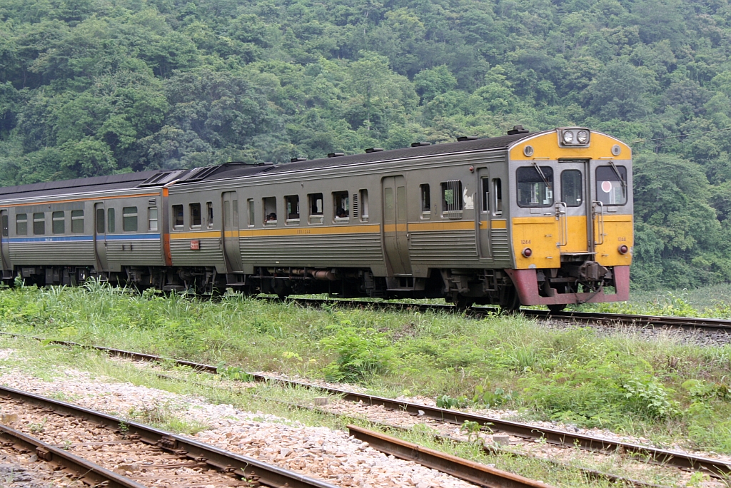 NKF 1244 am Schlu� des EXP DRC 72 (Sikhoraphum - Bangkok) kurz nach dem Bf. Hin Lap am 23.August 2010.